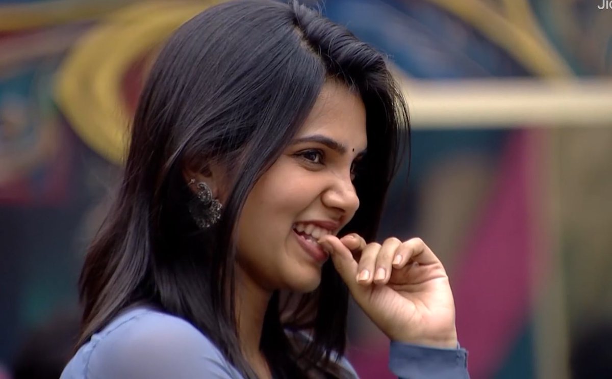 varsh_015's tweet photo. Women in saree is my favourite genre 😭💗

Alagiiii😍🩶
#Shathiga #BiggBossTamil10 https://t.co/GKBs1csHPp