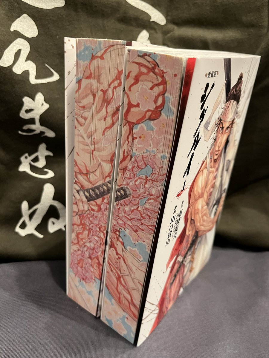 takayuki0577's tweet photo. 巻数が進むと小口に絵が現れる仕様。 https://t.co/GoDVbQvtww