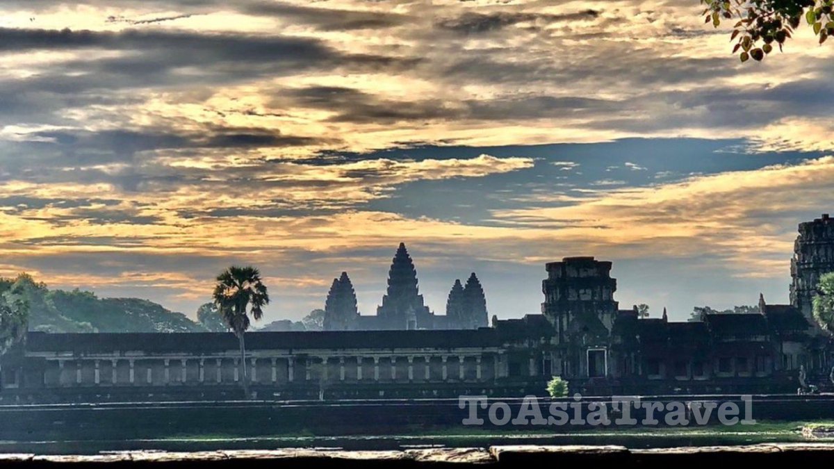 ToAsiaTravel2's tweet photo. 朝の静けさに包まれたアンコールワット🇰🇭雲が厚く少し靄がかかったような中にも、不思議と寺院全体が浮かび出るように荘厳な姿を見せています。朝方の観光というと聖池のそばでの朝日鑑賞が人気ですが、少し俯瞰するように全体を眺める朝のアンコールワットも魅力的です。 https://t.co/8aE65vDrTD https://t.co/mnhMAPfW0n