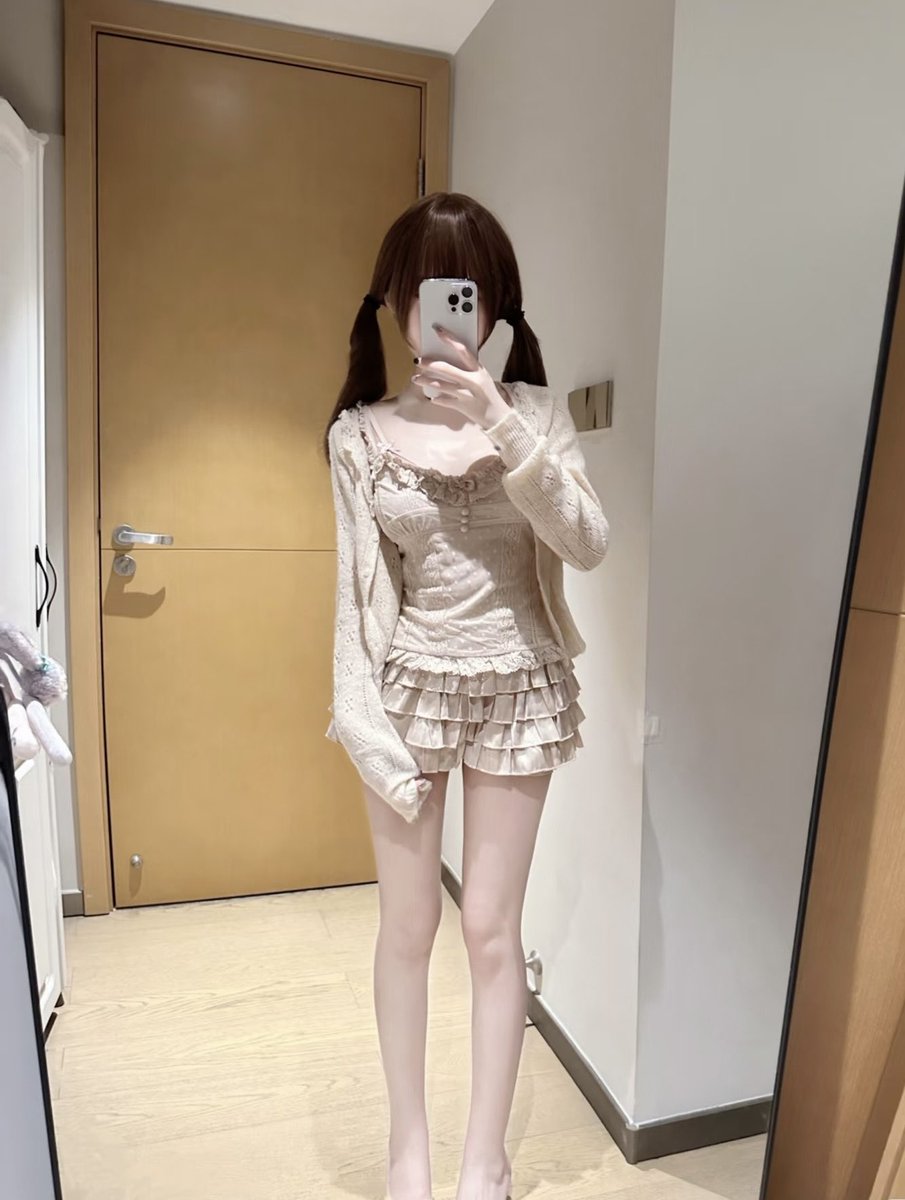 heather28vr5's tweet photo. 下午好呀  今天继续嗷～  有谁要来锐评我20岁女大的福啊？  心情不好来X发泄了，无🚪来就给 https://t.co/BRAYl2H3JN