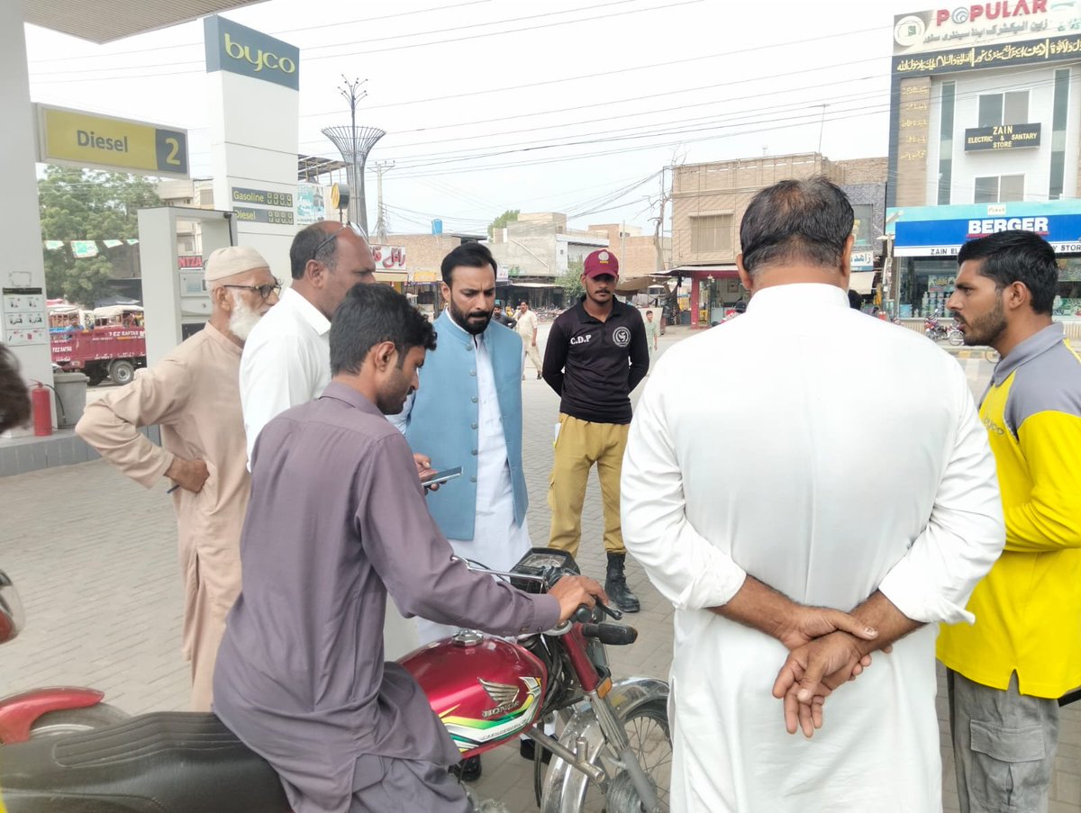DC_TTSingh's tweet photo. اسسٹنٹ کمشنر پیر محل محمد زاہد اقبال کا وزیراعظم فیول ریلیف پیکیج کے تحت پٹرول پمپس کا دورہ، اہل شہریوں کو بروقت ریلیف کی فراہمی کی ہدایت۔ ڈپٹی کمشنر ماہم آصف ملک کی زیر نگرانی ضلعی انتظامیہ متحرک۔
#PMFuelRelief #PirMahal #TobaTekSingh https://t.co/7oBQdMFh5Q