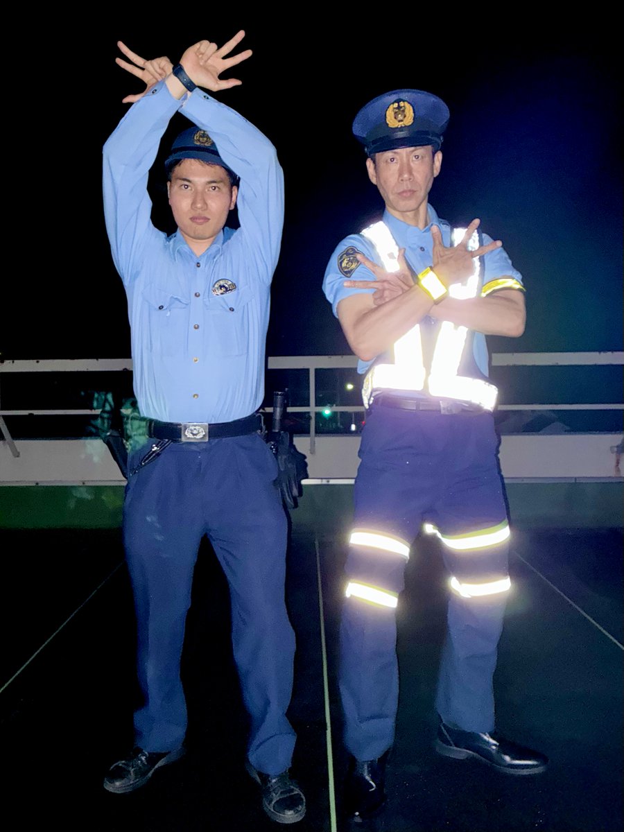 NPP_kikaku's tweet photo. ★南島原警察署
オッス！俺らポーズポリス！
とっても・目立ちたがりの・ポリス
略して「ＴＭＰ」だぜ

この輝きはどうだ？
反射材ってメッチャ光るだろう？
右ポリスと左ポリスじゃ目立ち方が違うだろう？
それに光って目立ってオシャレだろう？

反射材を着ければ
事故防止的にもオールオッケー！ https://t.co/I7W0ShMzv7