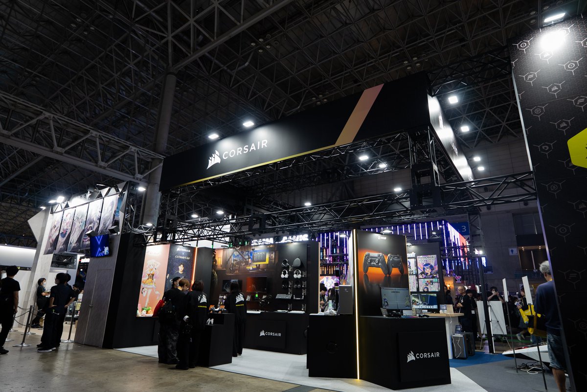 CORSAIR_JP's tweet photo. 【東京ゲームショウ2026 開幕｜VOXARA 発表】

本日開幕した東京ゲームショウ2026に、CORSAIRはElgato・Fanatecと合同で出展しています！
あわせて、USBゲーミングコンデンサーマイク CORSAIR VOXARA を発表しました💪

・25mmコンデンサーカプセルと32bit/192kHzオーディオエンジン
・Elgato Wave Link対応、AI Voice Focusによるリアルタイムノイズ除去
・OLED画面、スクロールホイール、タップミュートセンサー
・内蔵ショックマウントとポップフィルター
・iCUE Murals対応のRGBライティング

価格：31,980円

ブースでは実機を展示しています、ぜひお越しください！
小間番号 03-C02（ホール3）#TGS2026