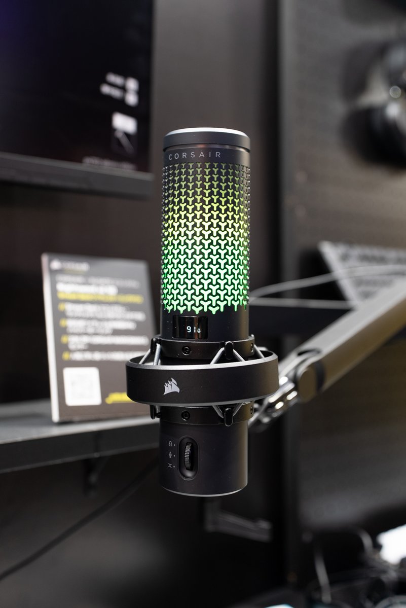 CORSAIR_JP's tweet photo. 【東京ゲームショウ2026 開幕｜VOXARA 発表】

本日開幕した東京ゲームショウ2026に、CORSAIRはElgato・Fanatecと合同で出展しています！
あわせて、USBゲーミングコンデンサーマイク CORSAIR VOXARA を発表しました💪

・25mmコンデンサーカプセルと32bit/192kHzオーディオエンジン
・Elgato Wave Link対応、AI Voice Focusによるリアルタイムノイズ除去
・OLED画面、スクロールホイール、タップミュートセンサー
・内蔵ショックマウントとポップフィルター
・iCUE Murals対応のRGBライティング

価格：31,980円

ブースでは実機を展示しています、ぜひお越しください！
小間番号 03-C02（ホール3）#TGS2026