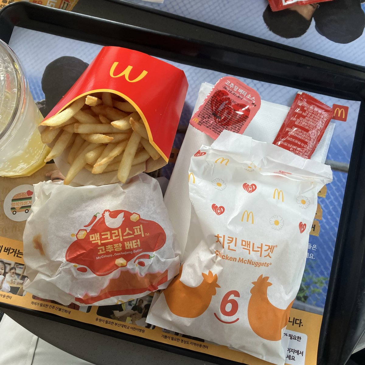 continuamente09's tweet photo. 맥도날드 신상 고추장버터 후기:

1. 크리스피 >>>>>>>>> 스파이시
2. 고추장버터 소스 개맛있음 
3. 근데 버거 물면 소스맛 안 느껴지니까 소스 추가 필수
4. 치즈스틱이랑 궁합 존나 잘 맞음 ㅇㅇ 

소스 개자극적이라 샤갈 맛있음 단독으로 소스만 퍼먹고싶음 https://t.co/lHIkjUoRAr