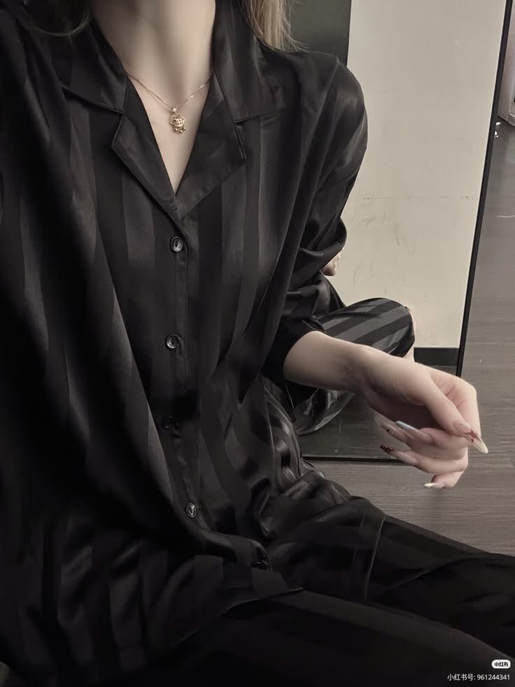 soheesoes's tweet photo. rekomen baju tidur yang kaya di dracin dracin iti guys😍🖤 https://t.co/IbSJf9Fan5