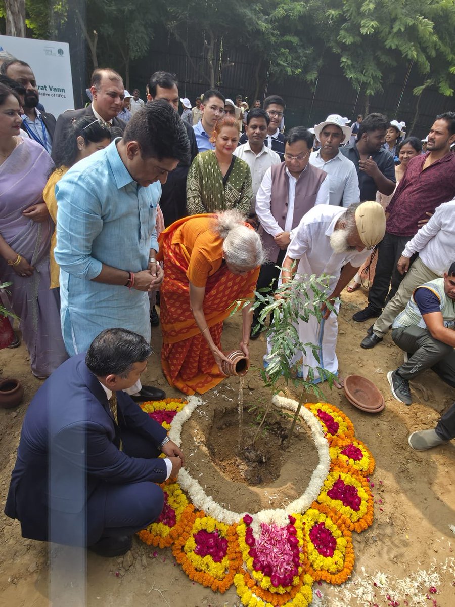 nsitharamanoffc's tweet photo. Smt @nsitharaman, along with students, planted the first saplings for ‘Bharat Vann’ at Lodhi Colony Park, New Delhi as part of #SevaSankalpAbhiyan and #EkPedMaaKeNaam initiative. 

The project envisages the plantation of 10,000 native saplings to enhance biodiversity and contribute to a greener, healthier Delhi.  
It is supported by India Infrastructure Finance Company Limited (@IIFCL) under its CSR initiative.  

76 students from Atal Adarsh Vidyalaya, Lodhi Road, New Delhi, joined the plantation drive taking forward Hon’ble PM Shri @narendramodi’s #EkPedMaaKeNaam initiative. 

Shri Manoj Dwivedi, Chairman and Shri Kuljeet Singh Chahal (@kuljeetschahal), Vice Chairman - @tweetndmc, along with Shri Rohit Rishi, MD - IIFCL, were also present on the occasion.

#HappyBdayPMModi