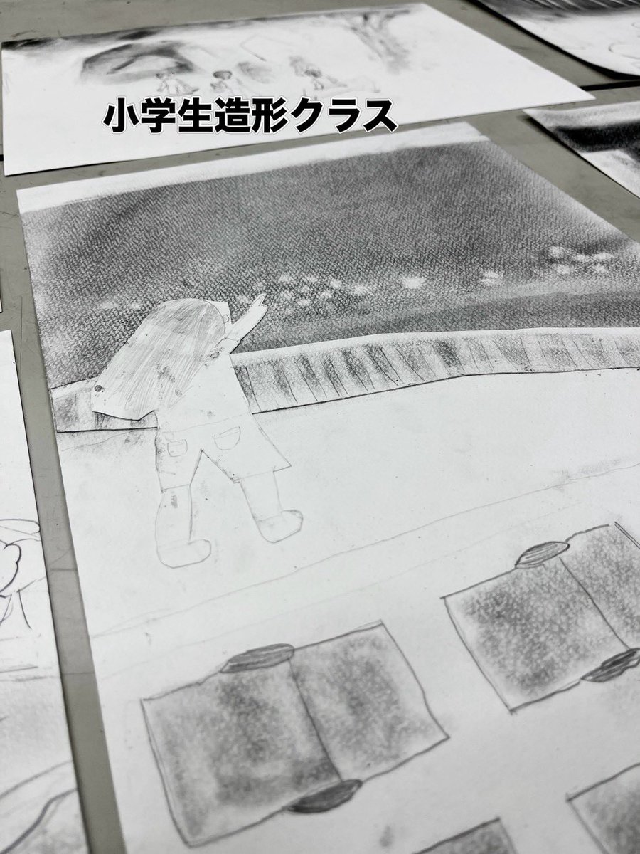 asaka_art's tweet photo. 小学生造形クラス
鉛筆と鉛粉を使って、夏休みの思い出を描きます
画用紙を2枚使い、
まず1枚に背景を描き上げたら、もう1枚の画用紙に人や建物などを描いて切り抜き、背景の紙に貼っていきます
鉛筆の濃さにも注目して、「使い分ける」ことを意識する課題でした。

#絵画教室 https://t.co/Mnc2OKJoNP