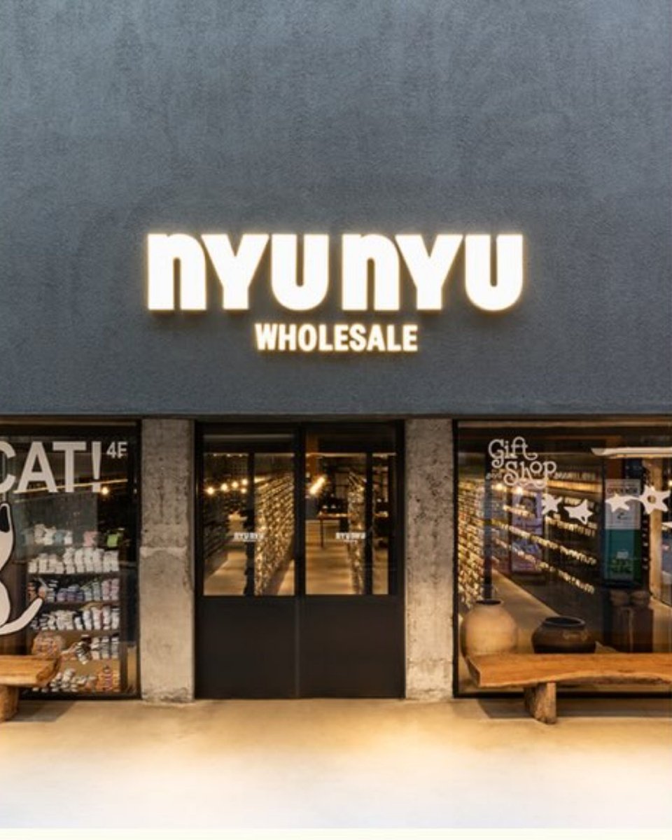 milko_magazine's tweet photo. 🤍韓国ショッピング情報🤍

NYUNYUって、実は店舗によって全然違う！✨

韓国旅行のショッピングスポットとして大人気のNYUNYUには、それぞれ違ったコンセプトの店舗があります♡

アクセサリーやファッションアイテムが中心のWHOLESALE、100以上のブランド商品が集まるGIFTSHOP、リビング・インテリアアイテムまで楽しめるNYUNYU HOUSEなどなど👀🤍

韓国雑貨や文房具を探したい、ファッションを見たいなど、目的に合わせて店舗を選ぶのがおすすめ✨

韓国旅行でNYUNYUに行く予定の方は、保存して自分に合った店舗を探してみてください🎀🛍️