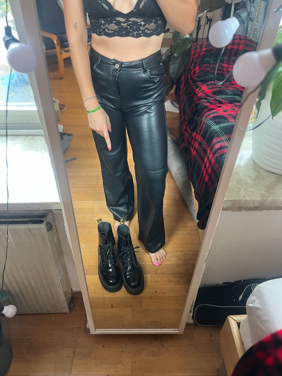 MissDiamondDOM's tweet photo. Hier unten ist dein Platz. Auf deinen Knien mit der Stirn am Boden 🧎 😈

Während du zitternd darauf hoffst, dass du meinen nächsten Befehl erhältst, lasse ich dich einfach warten… https://t.co/l0i807DPqd
