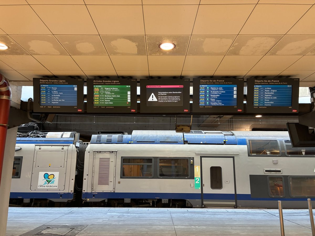 SylvainPerichon's tweet photo. En Gare Montparnasse, depuis lundi, CATI a laissé place à LIVE après plus de 30 ans de service. Un nouveau système de pilotage de l'information voyageurs plus moderne et évolutif. https://t.co/QcOFtOdlkb