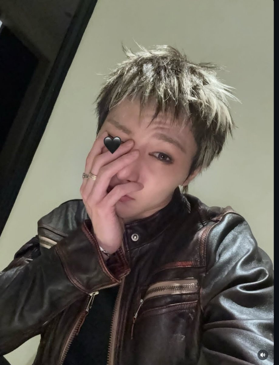 foxsmiles_'s tweet photo. Damn, isn’t it too obvious? 😭 https://t.co/RtuqK6I54g