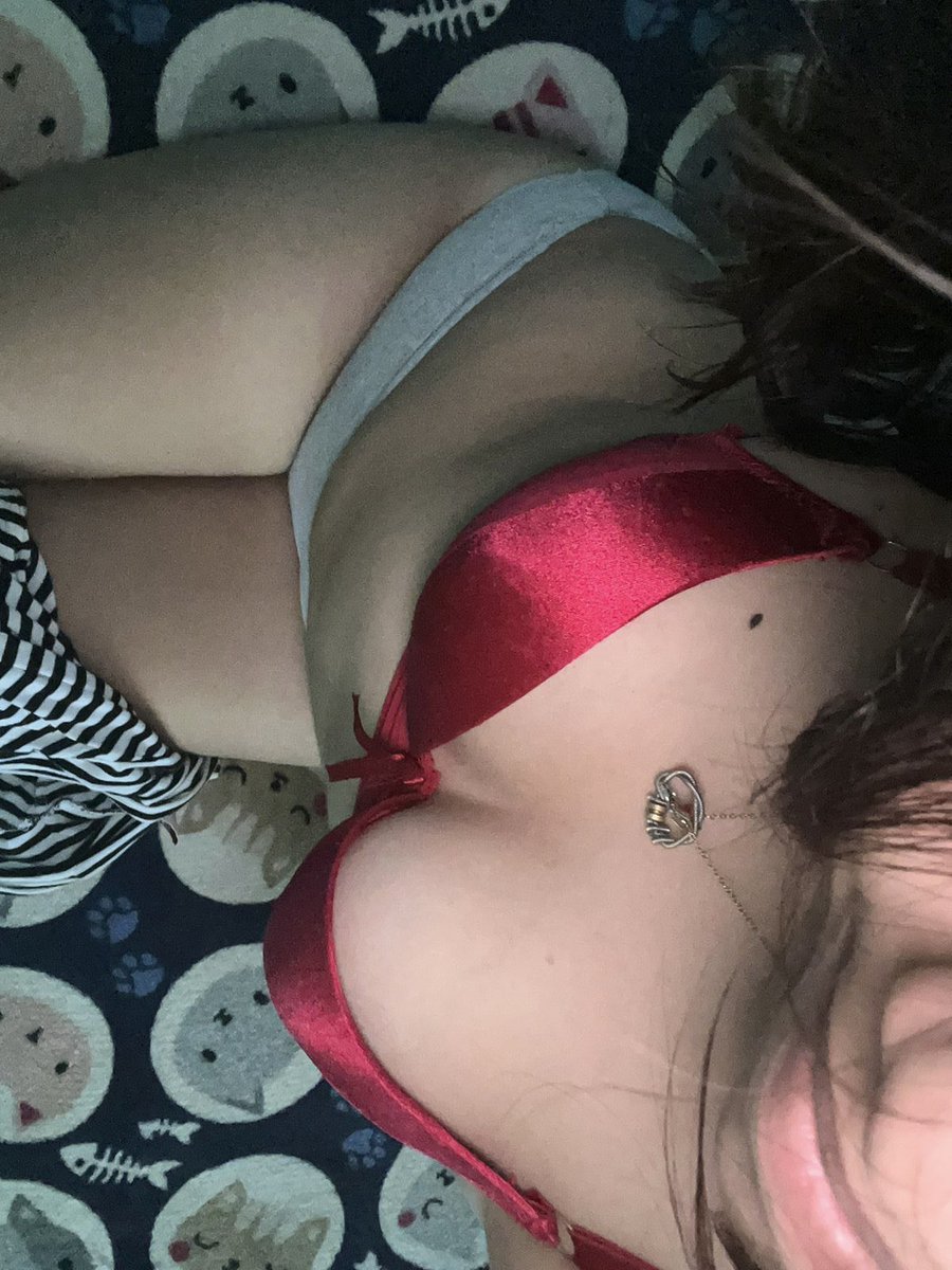 RavenRags_'s tweet photo. Bueno ya foto sin la blusa jejej ajskjka no juzguen muchiioo 
Me puse a pensar, y si vendo contenido bien? https://t.co/IIbBiV1YVr