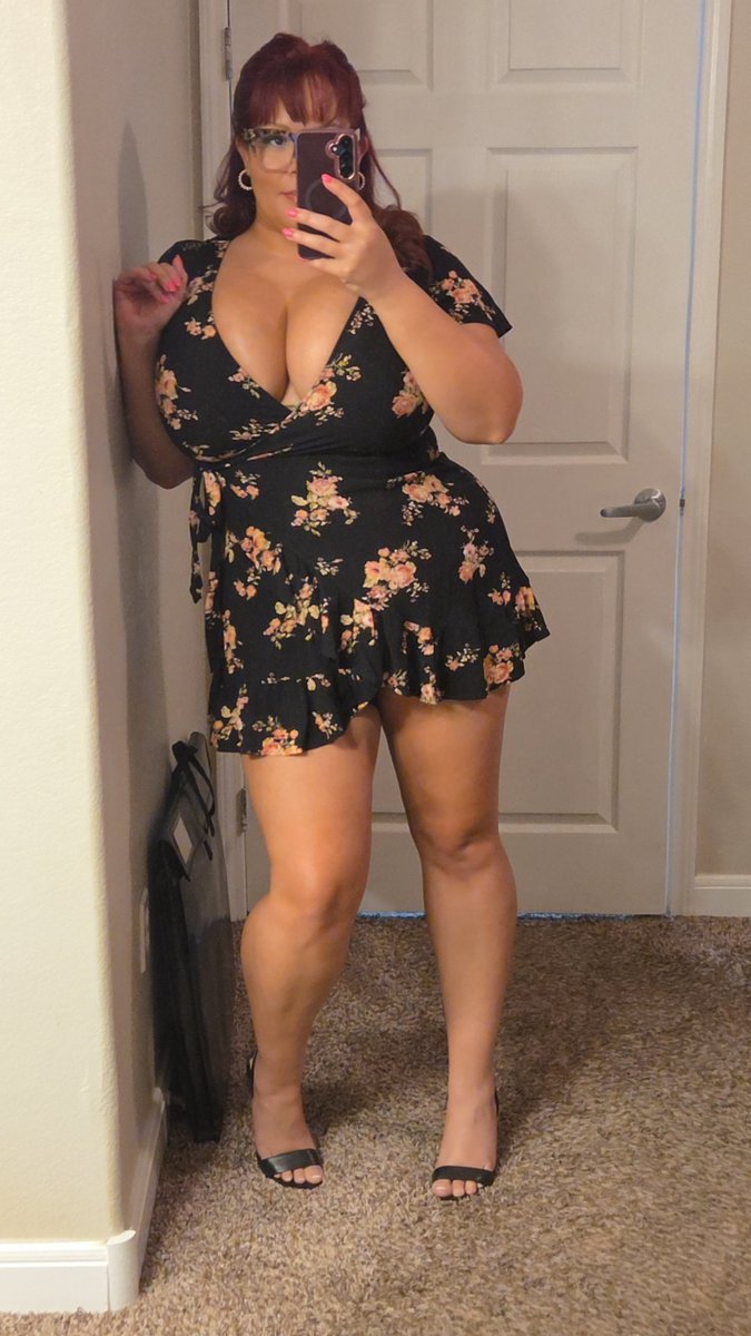 NickelSacs's tweet photo. Haven't worn this dress in years. What do you think? 

Most people who've never seen me in person think im super short for some reason but the truth is I have super long legs. Im only 5'6 but I think 4ft of that is legs 🫠 https://t.co/DTv9esME0Y