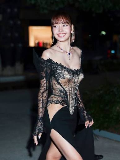IconicRankings's tweet photo. Here are the Mega celebs featured in No Manners Magazine’s recap of NYFW SS27 ✨  :

Calvin Klein
★ LingLing Kwong
★ Alex Eala
★ Sea (Tawinan Anukoolprasert)
★ Thomas (Thomas Chungmanirat)

Ralph Lauren
★ Amélie Hoeferle
★ Eiza González
★ Jeon Yeobeen
★ Junei (Plearnpichaya Komalarajun)
★ Kiko Mizuhara

Coach
★ Nanon (Korapat Kirdpan)
★ Syifa Hadju
★ Yasmin Napper

Bvlgari
★ Hudson Williams 
★ Lisa

Tommy Hilfiger
★ Damian Hardung
★ Fourth (Nattawat Jirochtikul)
★ Gemini (Norawit Titicharoenrak)
★ Jisoo
★ Kenia Os
★ Phuwin (Phuwin Tangsakyuen)
★ Ryan Castro

COS
★ Mew Suppasit
★ Cai Xukun (Kun)