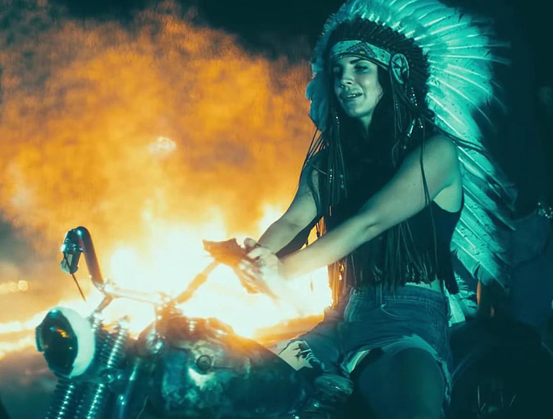 Zeldab4bs's tweet photo. @bluesbats For some reason wearing native headdresses has been a fashion trend?? https://t.co/mt5RJgwdDH