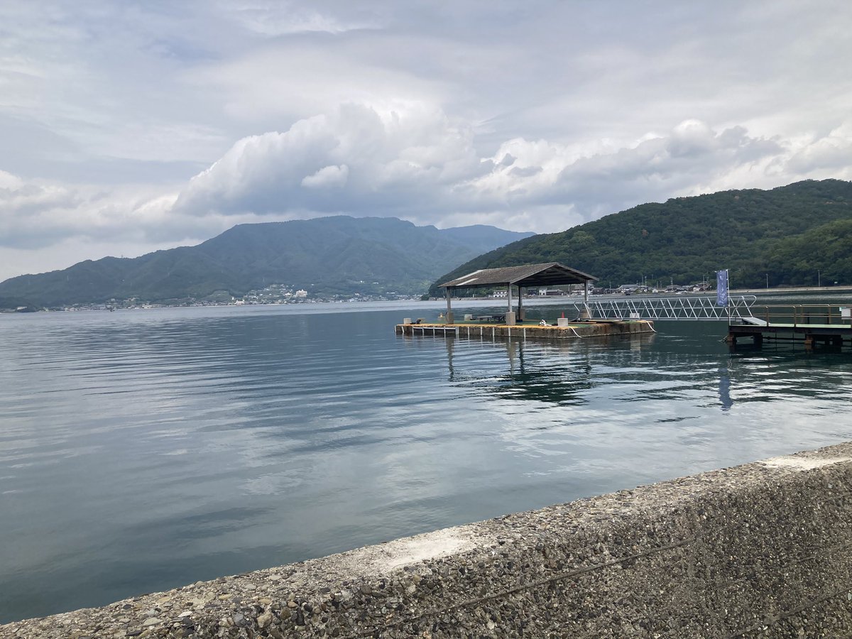 BRAVA_yu's tweet photo. 遠州灘に面する浜松で生まれ育った私も瀬戸内海は本当に衝撃だった。
白波すら立たないこのつややかな水面が海だと、、？
遠くを進むボートの波がこちらの岸まで辿り着くだと？？
殺意を向けてこない海があるなんて知らなかった。
優しい海を近くで見たいから私は小豆島に通ってしまうんだ、、 https://t.co/sALtBBggkA