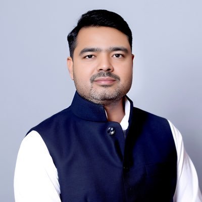 Sumerparmar7773's tweet photo. @BJP4Rajasthan आईदान सिंह सबसे मज़बूत स्तंभ हैं। अपनी साफ़-सुथरी छवि और लोकप्रियता के कारण वे लोगों के बीच विशेष पहचान रखते हैं। जनता का स्पष्ट मानना है कि उनके जैसा युवा नेतृत्व जैसलमेर के भविष्य को बेहतर दिशा देने में महत्वपूर्ण भूमिका निभा सकता है। @AidanSinghBJP https://t.co/L7V7I0E64h