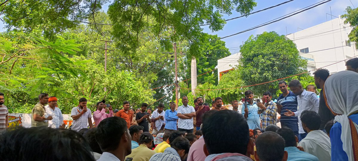 Shubham60976071's tweet photo. सभी साथी अधिक से अधिक संख्याबल में आज SCERT लखनऊ पहुंचे 🔥

आज का संख्याबल ही आपका आगामी भविष्य तय करेगा।  एक ही मुद्दा एक ही नारा ---

 11000 में दम नहीं 60 हजार से कम नहीं🤝🔥🚩 https://t.co/Yffm44IwNX