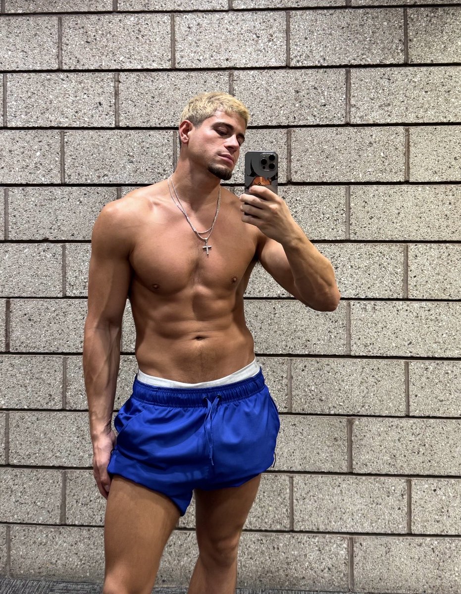 notmikethomasx's tweet photo. What do you think of gym guys? https://t.co/lsxI00zXB9