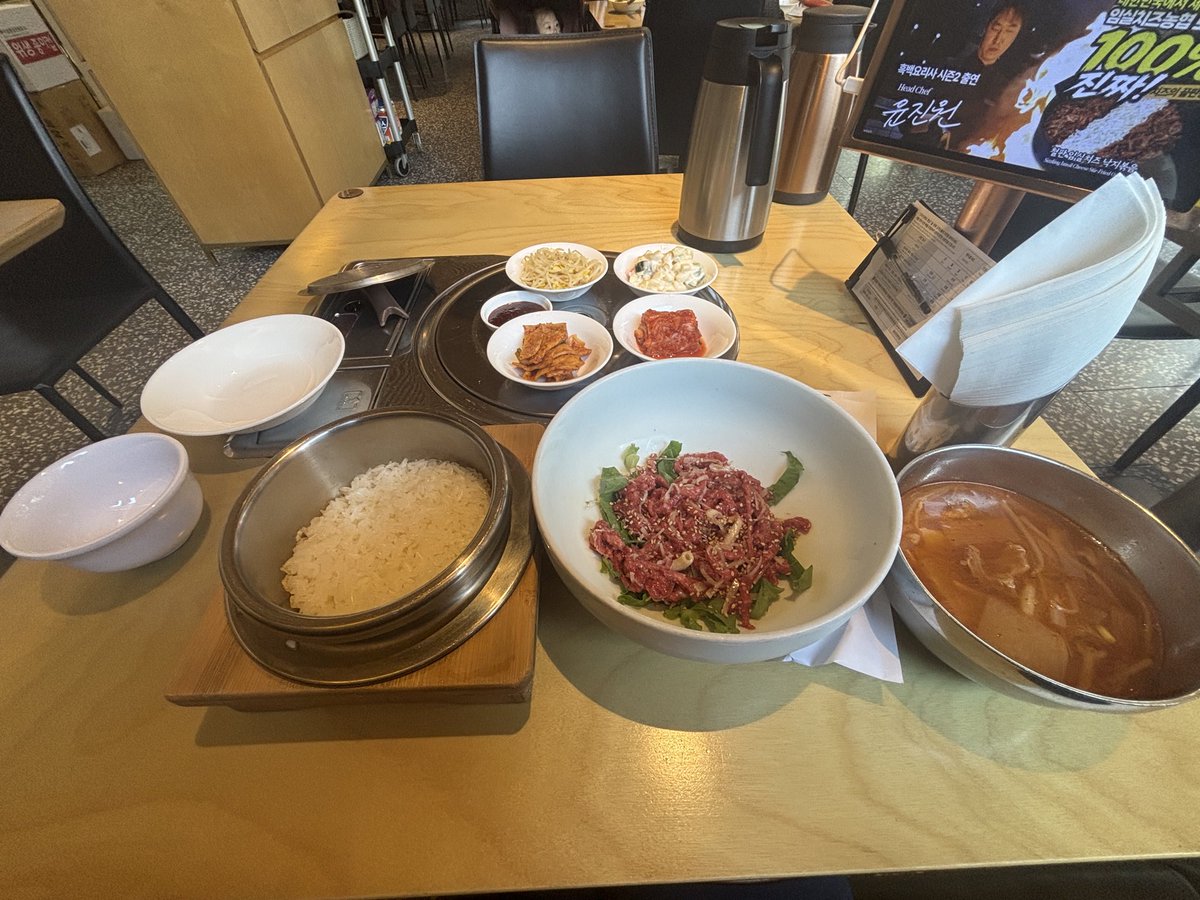 tokyospitz's tweet photo. ジガン韓食堂(ジガンナッコプセ) 狎鴎亭本店 지강한식당 압구정본점

名物ナッコプセを食べたかったが、2人前からの注文。お腹空いておらず断念
ユッケと牛スープセット　1,900円

美味しいが、特別な驚きは無い
オススメは出来ないかな🧐 https://t.co/4iXuktQvgv