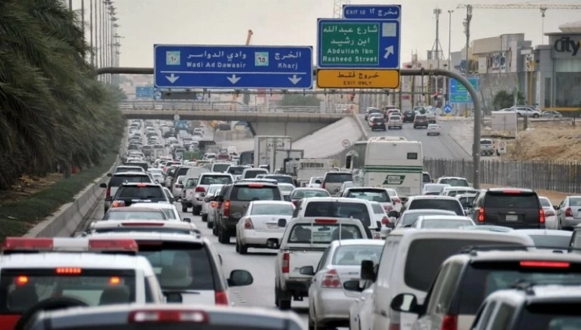alsbt's tweet photo. أكثر من 2.5 مليون مركبة تسير في شوارع الرياض.(2025)

- يبلغ عدد سكان العاصمة قرابة 7.95 مليون نسمة.

- متوسط ملكية السيارات للأسر السعودية سيارتين لكل أسرة.

- بلغت مبيعات السيارات في السعودية قرابة 913,812 سيارة.
1⃣ تويوتا 23.5%
2⃣ هيونداي وكيا 23%
3⃣ السيارات الصينية 11.7% https://t.co/P7KocWadvg
