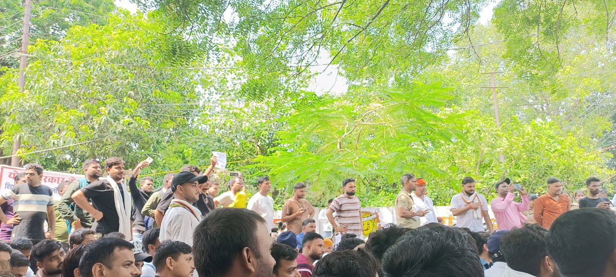 Shubham60976071's tweet photo. सभी साथी अधिक से अधिक संख्याबल में आज SCERT लखनऊ पहुंचे 🔥

आज का संख्याबल ही आपका आगामी भविष्य तय करेगा।  एक ही मुद्दा एक ही नारा ---

 11000 में दम नहीं 60 हजार से कम नहीं🤝🔥🚩 https://t.co/Yffm44IwNX