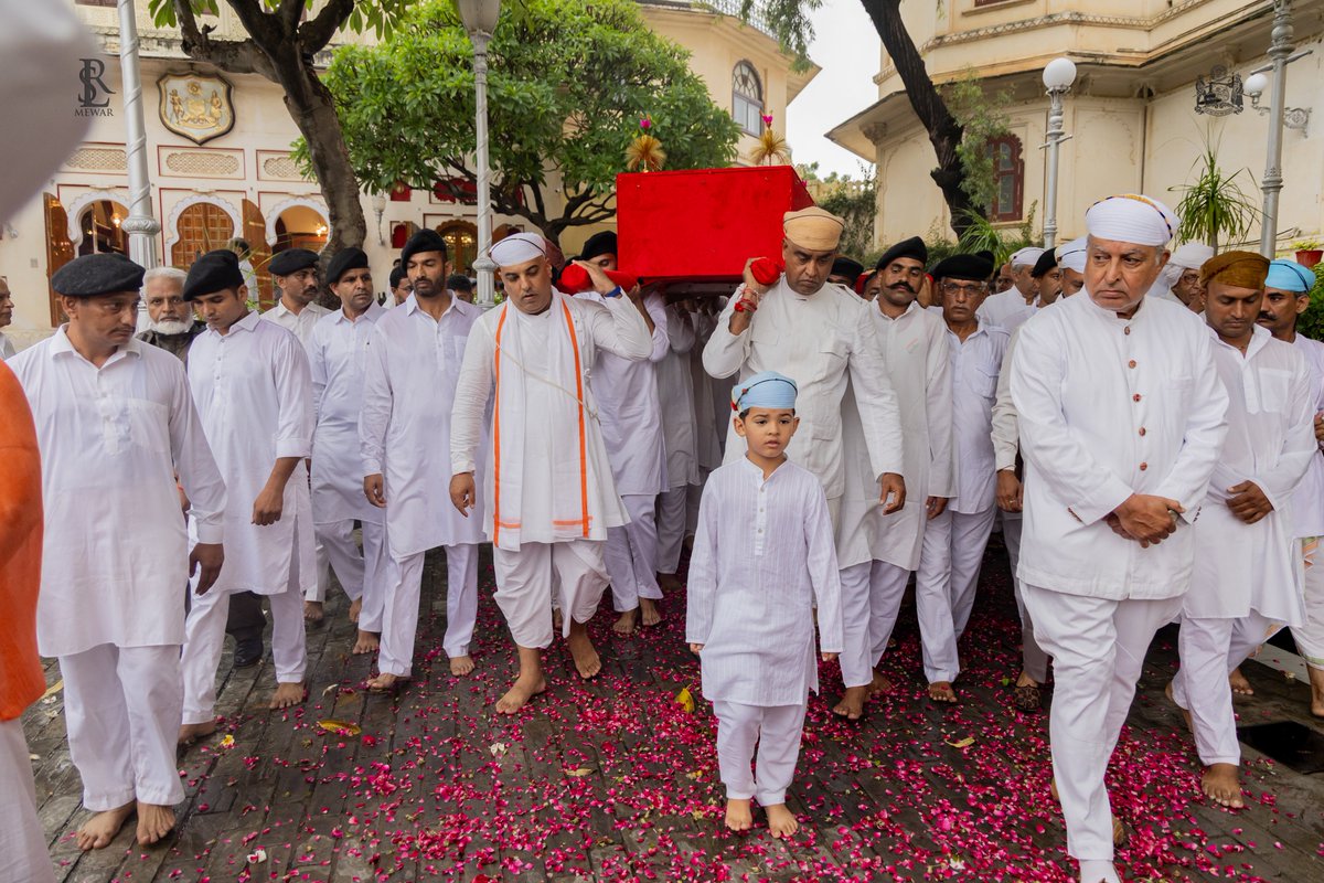 lakshyarajmewar's tweet photo. कुछ वियोग शब्दों से परे होते हैं और कुछ वेदनाएँ शब्दों में व्यक्त नहीं की जा सकतीं।

मेरी माताश्री अब हमारे बीच नहीं रहीं।

उनके साथ मेरे अस्तित्व का एक अंश जैसे विलीन हो गया, पर उनका स्नेह, उनकी ममता और उनके संस्कार मेरे अंतर्मन में ���दैव जीवित रहेंगे।

माँ, आपके कर-स्पर्श अब भले ही मेरे हाथों पर नहीं हैं, किंतु आपका आशीष जीवनपर्यंत मेरे मस्तक पर बना रहेगा।

पुनर्मिलन तक, माँ…
आपका आशीष सदैव मेरे साथ रहे। 🙏

Some losses cannot be explained.
Some pain cannot be spoken.

My mother is no longer amongst us.

A part of me has gone with her and a part of her will live in me forever.

Mother, your hands may have left mine but your love never will.

Until we meet again. 🙏

#UnconditionalLove #Mother #MissYou #OmShanti #LRSM