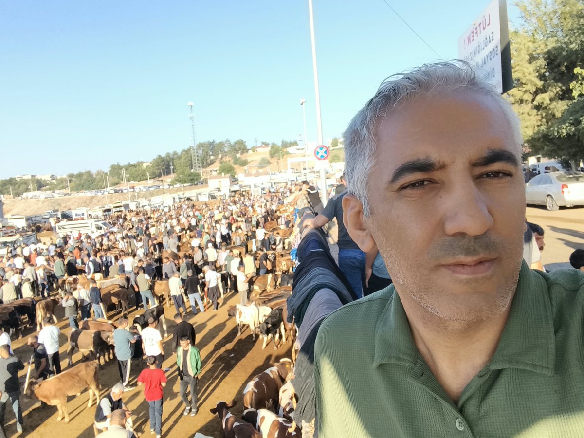 ElibalVeda38477's tweet photo. Kent daha uyanmadan burada hayat çoktan başlıyor

Besicisi, tüccarı, nakliyecisi, emekçisi… Binlerce insanın geçimine, kentimizin üretimine ve sofrasına uzanan büyük bir emeğin buluşma noktası burası.

Bazı yerlerde gün, güneş doğunca değil; emek başlayınca başlıyor… https://t.co/RudF7mtoIz