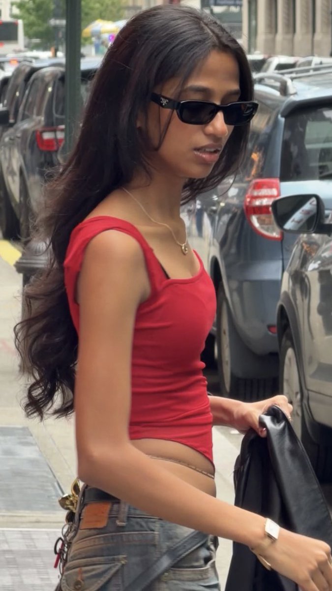 BotManiverse's tweet photo. Yuktha babe 🥵 such a petite goon material 

Iva dusky skin tone 🫦 face uh shape uh paaaa 🤤 

Antha hip chain vera Sema mood ethuthu 😩

Dusky navel ku na adimai 🍆💦 https://t.co/RJkC38Xu08