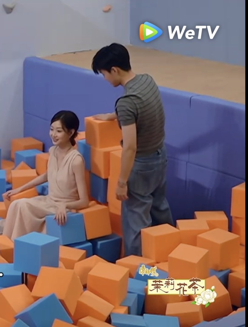 NalynCastro29's tweet photo. He build a soft throne for his fairy princess 😍🥰 

#HeartSignalS9 #siyiCP https://t.co/AOE6W6EdAY