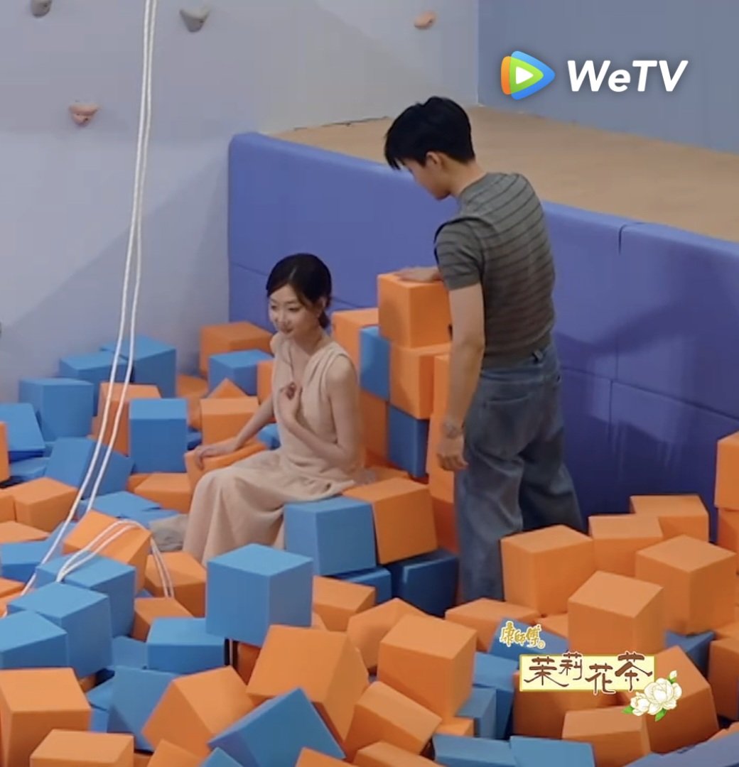 NalynCastro29's tweet photo. He build a soft throne for his fairy princess 😍🥰 

#HeartSignalS9 #siyiCP https://t.co/AOE6W6EdAY