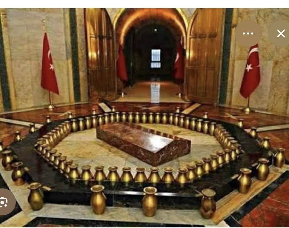 TOPRAK_2_'s tweet photo. 🩸
ANITKABİR İLE İLGİLİ 
BİLMENİZ GEREKEN BAZI BİLGİLER...
      DİKKATLİ OKUMANIZI DİLERİM…!
     Anıtkabir…
     Toplam 750 bin metrekaredir. 
Bunun 120 bin 
metrekarelik bölümü anıt bloğudur, 
geriye kalan 630 bin metrekarelik bölümü ise, 
onbinlerce ağaçtan oluşan Barış Parkı'dır.
     Yani aslında Anıtkabir…
Dünyanın en önemli kabrini 
çepeçevre sarıp sarmalayan 
devasa bir ormanın ortasındadır...
     Bu ormanı oluşturan ağaçlar, 
gelişigüzel serpiştirilmiş değildir.
     Anıt bloğunun oturduğu tepe, 
Anıtkabir mimarisinin ağırlık merkezidir. 
En dış çevreye en yüksek boylu ağaçlar dikilmiştir. 
Anıt'a yaklaştıkça boyları giderek kısalan ağaçlar dikilmiştir.
      Böylece…
      Orman merkeze yaklaştıkça
 sönümlen miş, Anıt'ın heybeti daha da ortaya çıkmıştır.
     Aslanlı Yol mesela…
     İki tarafı yüksek ağaçlardan oluşan koridordur. 
Hem o koridorda yürüyen insanların, 
görsel açıdan şehirle, dış dünyayla bağlantısını keser, 
hem de, manevi bir hazırlık yürüyüşü sonrasında Ata'nın huzuruna çıkmalarını sağlar. 
O ağaçların boyları, 
hacimleri, renkleri ve türleri, 
tesadüfen seçilmiş değildir.
     O ağaçlar…
     “Yurtta Sulh, 
Cihanda Sulh” felsefesiyle seçilmiştir…
     Çünkü…
     Anıtkabir'i tasarlayanlar, 
Atatürk'ün sadece bedenini orada toprağa vermek için değil, Atatürk'ün fikirlerini orada yaşatmak için tasarlamışlardır.
     Bu kapsamda
 “Yurtta Sulh, Cihanda Sulh” 
vizyonundan ilham alarak, 
Anıtkabir'i çepeçevre sarmalayacak bir ormanı, 
Uluslararası Barış Parkı'nı oluşturmaya karar verdiler...
       Yurtta Barış'ı temsilen 
Ankara, İstanbul, Eskişehir ve Samsun 
fidanlıklarında yetiştirilen, onbinlerce fidanı getirdiler.
       Dünyada Barış'ı temsilen de, 
      24 ülkeye davette bulundular...
       Şu listeyi sabırla, 
tekrar tekrar okumanızı rica ederim.
     Amerika Birleşik Devletleri:
     301 mavi ladin, 
        100 mavi selvi, 
100 sedir fidanı gönderdi.
      Afganistan:
15 akkavak, 10 nesteren gül, 
12 çitlenbik fidanı gönderdi.
      Avusturya:
 55 dağ çamı gönderdi.
      Almanya:
      25 meşe, 10 huş ağacı, 
13 ıhlamur, 5 atlas sediri, 5 selvi, 
8 pinus çamı, 17 erik, 5 ardıç, 
        200 gülü gönderdi.
      Belçika:
   10 dağ muşmulası, 
13 şimşir, 12 top mazı, 12 ardıç, 
12 sedir, 12 akçaağaç, 12 porsuk, 
12 göknar, 12 sarıçamı gönderdi.
        Danimarka:
        20 kayın gönderdi.
        Finlandiya:
        275 huş ağacı gönderdi.
        Fransa:
        10 kızılağaç, 10 sarıçam, 
10 sahil çamı, 10 fıstık çamı, 
10 Avrupa melezi, 10 göknar, 10 kayın, 
      10 ladin gönderdi.
       Çin:
Armand çamı ve Çin göknarı tohumu gönderdi.
        Hindistan:
    289 sahil çamı gönderdi.
        Irak:
    20 Musul fıstığı gönderdi.
       İngiltere:
  50 kiraz ağacı, 50 porsuk, 
100 karaçam, 50 meşe gönderdi.
       İspanya:
  1 karaağaç, 1 selvi, 4 sahil çamı, 
1 dişbudak, 2 kestane, 3 ardıç, 1 ceviz, 
1 meşe gönderdi.
       İsrail:
  30 sahil çamı gönderdi.
       İsveç:
 10 huş ağacı gönderdi.
       İtalya:
   5 karayemiş, 5 selvi, 8 fıstık çamı, 
10 mavi selvi, 5 karaçam, 7 sediri gönderdi 
      Japonya:
 35 kiraz ağacı gönderdi.
       Kanada:
  30 akçaağaç gönderdi.
       Kıbrıs:
 5 çam ağacı gönderdi.
       Mısır:
   8 akkavak, 6 katalpa, 6 gladiçya, 
   6 akasya, 6 salkım akasya gönderdi.
       Norveç:
       12 gürgen ağacı gönderdi.
       Portekiz:
       50 selvi, 50 sahil çamı gönderdi.
       Yugoslavya:
       10 ıhlamur, 5 sofora, 5 kestane, 10 erguvan, 
10 çınar, 20 kavak, 5 katalpa, 5 fındık, 5 maklora, 
10 çitlenbik, 20 meşe, 20 polyanta gül, 20 gül, 
19 mazı, 11 selvi, 5 ardıç, 8 karaçam, 10 huş, 1 alıç, 
10 taflan, 10 berberis, 2 mavi sedir, 20 yatık ardıç, 
10 leylak, 6 karayemiş, 6 mahonya, 3 porsuk, 
    Ve 10 söğüt gönderdi.
      Yunanistan:
  5 kayın, 5 göknar, 5 porsuk, 5 çobanpüskülü, 
     5 karaçam fidanı gönderdi.
      Dolayısıyla, bugün Anıtkabir'e gittiğinizde 
veya bir dakikalık saygı duruşu sırasında, 
        rüzgarın sesini dinleyin lütfen...
      O ağaçların hışırtısını kulağınıza taşıyacaktır.
      ... Ki o ağaçlar…
  Mustafa Kemal Atatürk'ün 
neden gelmiş geçmiş en büyük devlet adamı olduğunu 
      size fısıldayacaktır.
Dünya lideri olmak, 
büyük devlet adamı olmak
böyle bir şey işte … 
Buradaki çakma yelizlere ve trollere gelsin. 😠 (dip not:1981 UNESCO tarafından Atatürk yılı ilan edilmiş ve tüm dünya ülkeleri bunu kabul etmiştir.