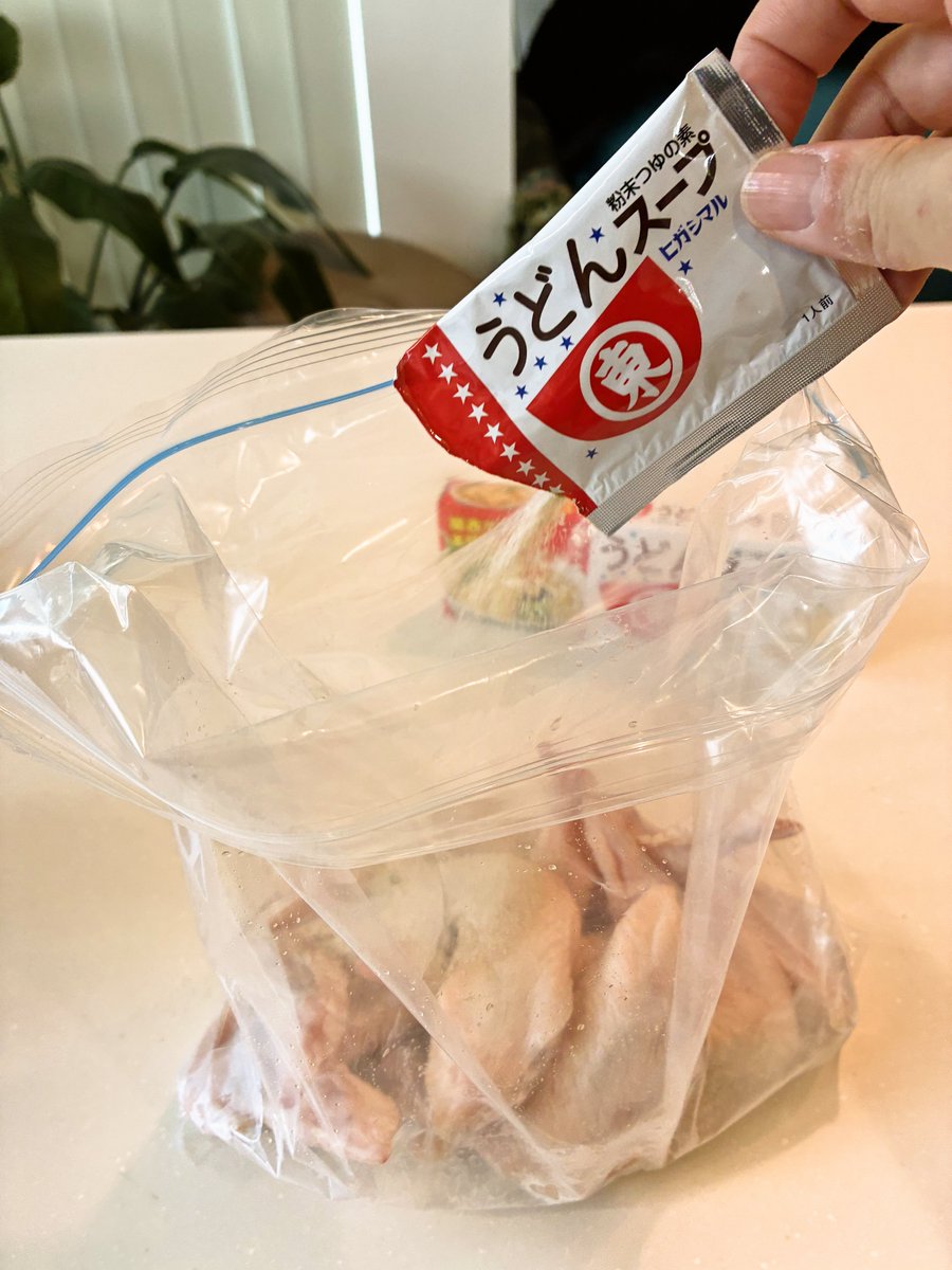 higashimaru_ss's tweet photo. #うどんスープの使い道選手権
受注業務担当おすすめは「うどんスープ手羽焼」です🐔
みなさんのうどんスープの使い道も投稿お待ちしてます！

作り方
①厚手のポリ袋に手羽先6～8本とうどんスープ1袋を入れ、揉み込み冷蔵庫で15分ほど置く
②油をひいたフライパンで皮目を下にして弱め中火で7～10分程焼き色がつくまで焼き、裏返して蓋をして弱火で火が通るまで焼く
③最後に蓋を外して火を少し強め、��面をカリッと焼いて完成！お好みで黒こしょうを振ると最高🦊