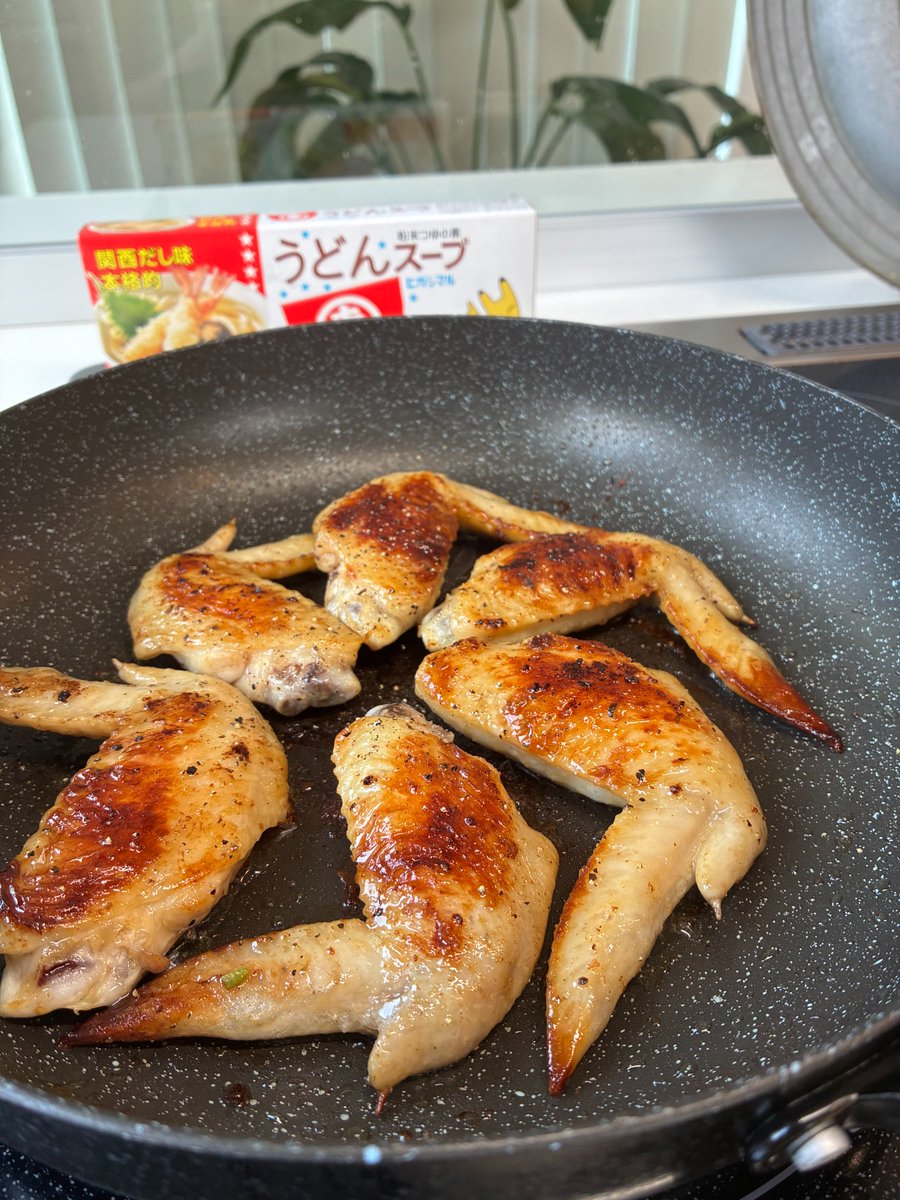 higashimaru_ss's tweet photo. #うどんスープの使い道選手権
受注業務担当おすすめは「うどんスープ手羽焼」です🐔
みなさんのうどんスープの使い道も投稿お待ちしてます！

作り方
①厚手のポリ袋に手羽先6～8本とうどんスープ1袋を入れ、揉み込み冷蔵庫で15分ほど置く
②油をひいたフライパンで皮目を下にして弱め中火で7～10分程焼き色がつくまで焼き、裏返して蓋をして弱火で火が通るまで焼く
③最後に蓋を外して火を少し強め、��面をカリッと焼いて完成！お好みで黒こしょうを振ると最高🦊