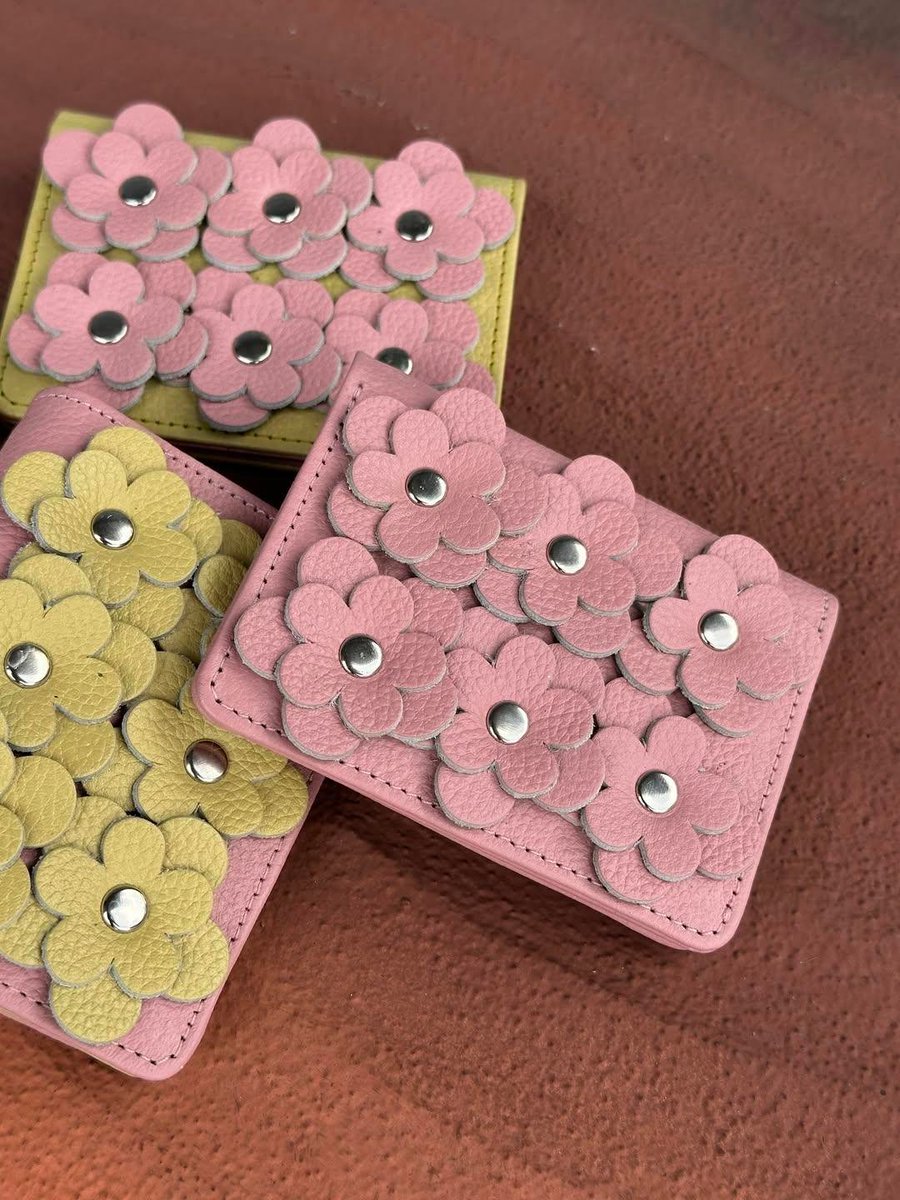 syupocat's tweet photo. SIAPA SANGKA DOMPET SECAKEP INI LAHIR DI GARUT!!

varian lainnya bener-bener ga kalah cakepp😭🫶🏻 https://t.co/nROsTs2gWX
