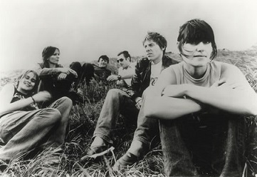 _BandAtlas_'s tweet photo. Elastica (Alternative Rock)

Their minimalist, angular sound blended post-punk with pop. Debut album had brevity &amp; sharp hooks. Legal battles over Wire &amp; Stranglers' similarities showed their unique ability to distill influences. https://t.co/LAjA7WBGVd