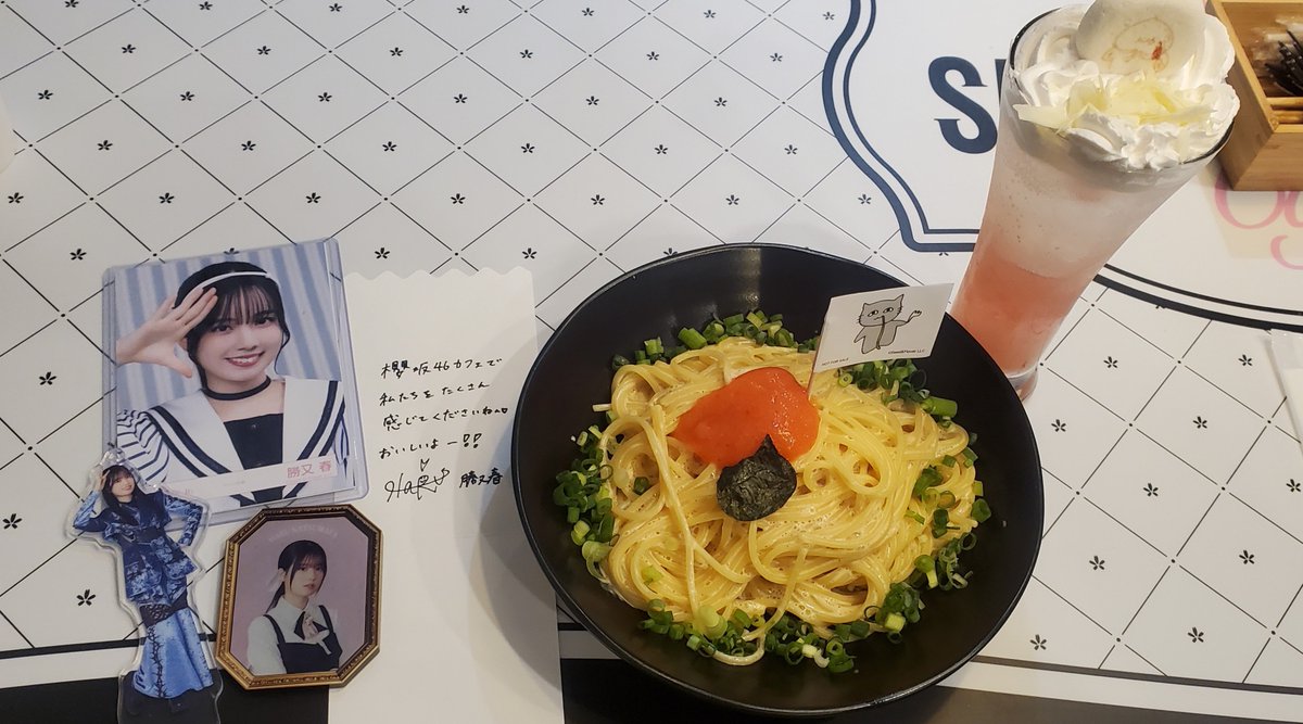 rainblossom's tweet photo. 昨日、お誘いいただいてカフェ後期行ってきました☕*°
春ちゃんのメッセージカードとマグネットはtkさんから😆
ルームキーホルダーも、やっと買えた🙌

帰りはべなちゃんと2時間ちょっと飲んで、私は北斗の拳チャレンジしてた。
(ちなみに北斗の拳は全く知らない) https://t.co/HYTJaTeRdW