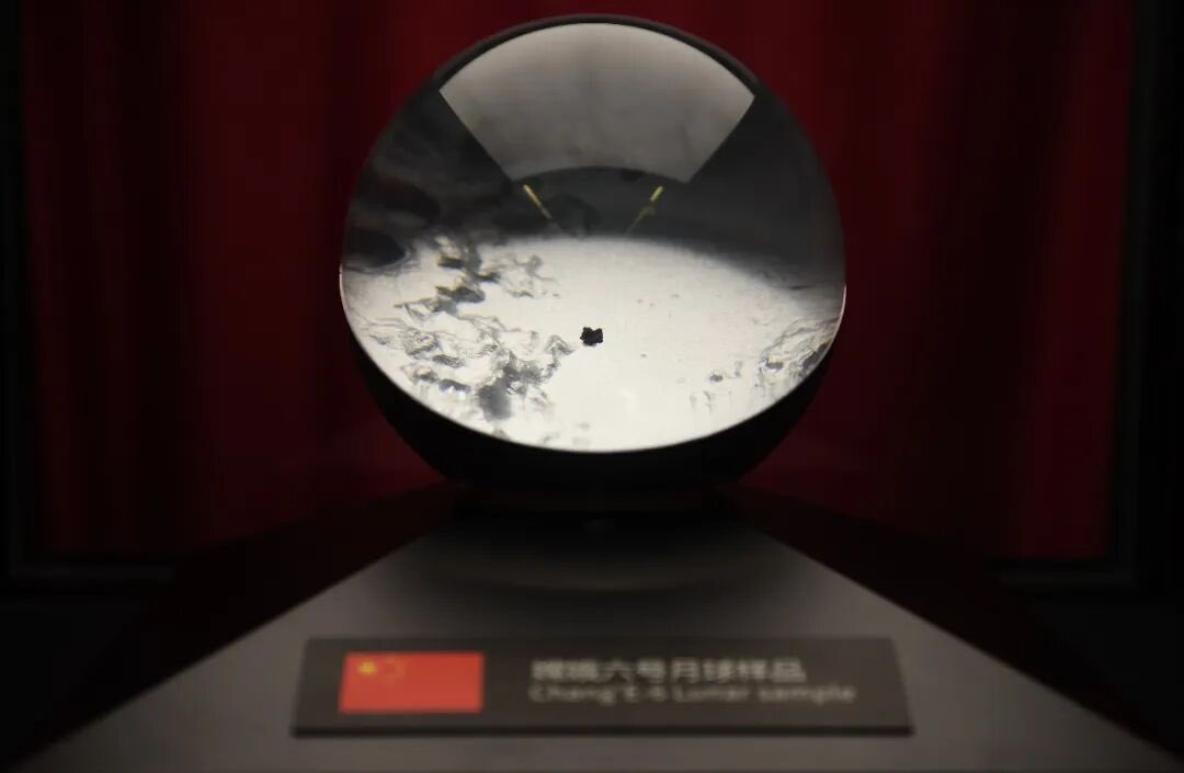 Moonlit_Sailor7's tweet photo. 中国将“嫦娥六号”采集的人类首批月背月壤样品正式赠送联合国，样品将在维也纳联合国总部永久展出。 https://t.co/VQKoHCp4KM