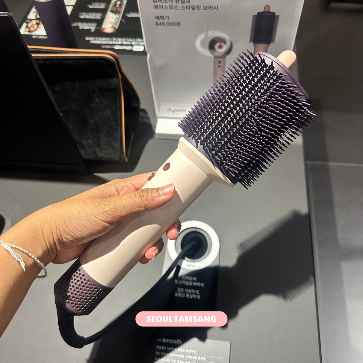 seoul_tamsang's tweet photo. #โซลตามส่ง วันนี้เข้ามารับน้อง Dyson Airsmooth™ Styling Brush จาก Dyson Korea ให้ลูกค้าค่ะ ♡🇰🇷

ใครสนใจอีก แจ้งได้เลยนะคะ ที่ไทยยังไม่มีนะคั้บ

ราคา 10,900 บาท
ราคานี้รวมเคลียร์ภาษีและค่าส่งเรียบร้อยทั้งหมดแล้ว ✈️

#พรีเกาหลี #dysonkorea #dysonairsmooth #airsmooth https://t.co/Z4n5kGsG1w