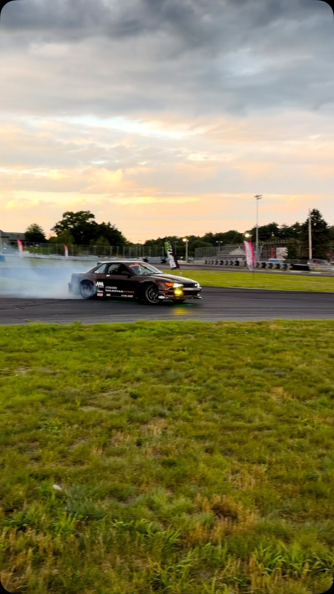 HyeBughvx's tweet photo. An absolutely filthy line from these guys at the Lock City Drift Night Stage invitational last weekend. We had a blast shooting this event—thousands of photos to go through, so stay tuned. If you know the drivers, tag them! https://t.co/mllaOA01Xw