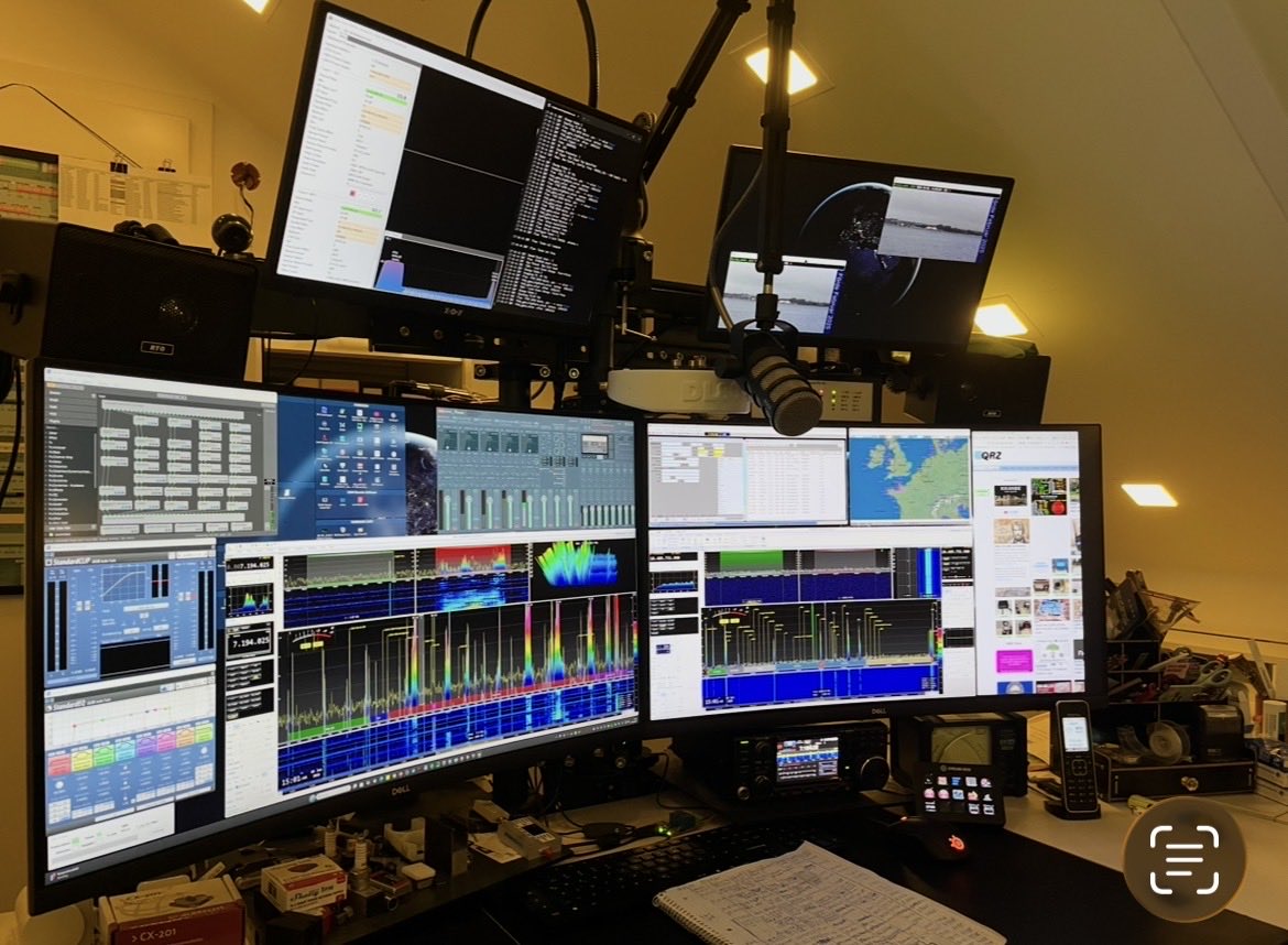 StartUpManager's tweet photo. @KDHAlpha @Starlink Von mir selbst gebaute IT fernsteuerbare TV Satellitenfunkstelle via QO100 - stimmt weniger als Null weil 0dB = 1mW https://t.co/8Aofm1WmXO