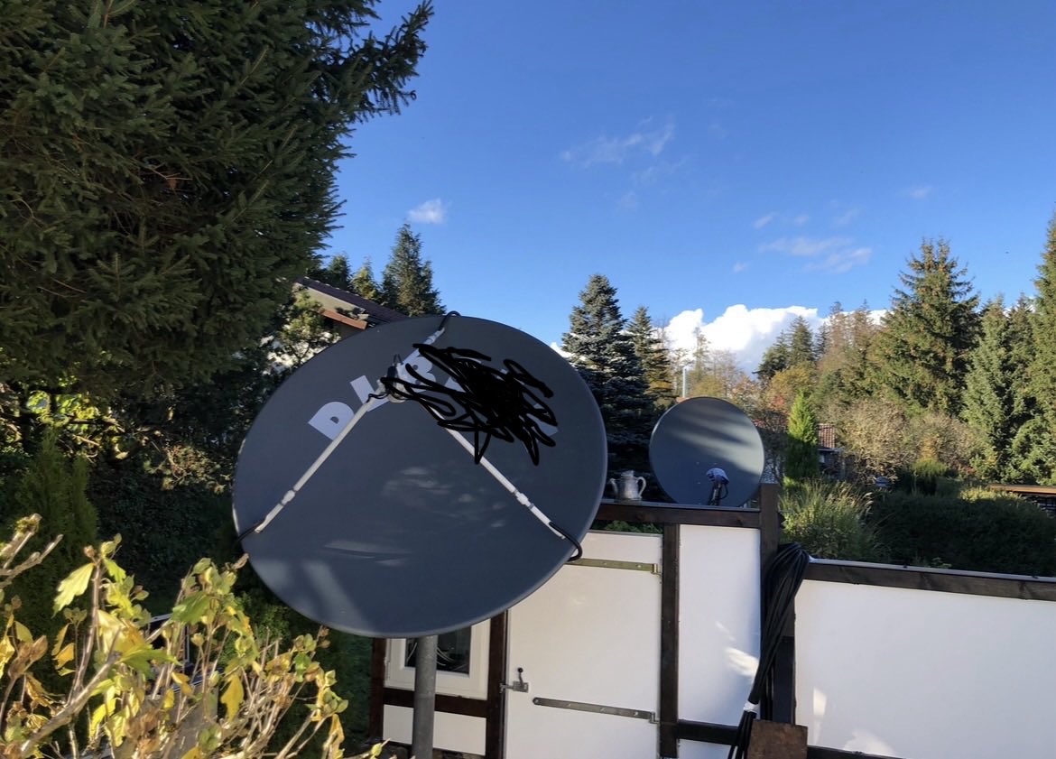 StartUpManager's tweet photo. @KDHAlpha @Starlink Von mir selbst gebaute IT fernsteuerbare TV Satellitenfunkstelle via QO100 - stimmt weniger als Null weil 0dB = 1mW https://t.co/8Aofm1WmXO