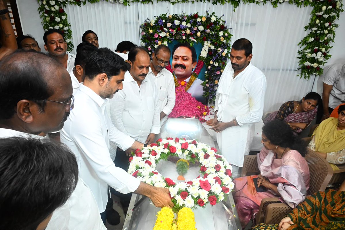 naralokesh's tweet photo. ఏలూరులో గుండెపోటుతో మృతిచెందిన మాజీ డిప్యూటీ సీఎం, టీడీపీ నేత ఆళ్ల కాళీకృష్ణ శ్రీనివాస్ (నాని) గారి పార్థివదేహాన్ని సందర్శించి నివాళులు అర్పించాను. కుటుంబ సభ్యులను పరామర్శించాను. నాని గారి మృతిపట్ల నా ప్రగాఢ సానుభూతిని తెలియజేశాను. రాజకీయాల్లో హుందాతనానికి ప్రతీక ఆళ్ల నాని గారు. ఒక మంచి వ్యక్తిని కోల్పోవడం బాధాకరం. ఎమ్మెల్యేగా, ఎమ్మెల్సీగా, మంత్రిగా, ఉప ముఖ్యమంత్రిగా ఆళ్ల నాని గారి సేవలు చిరస్మరణీయం. ఆళ్ల నాని గారి కుటుంబానికి పార్టీ పరంగా, వ్యక్తిగతంగా అండగా ఉంటామని భరోసా ఇచ్చాను.