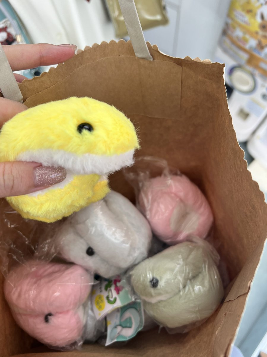 kiria6sb's tweet photo. ようやっとぐーねぐーねすねーくのガチャ見つけたので黄色ちゃん出るまで回した...😭 https://t.co/Vx88Zg9kYP