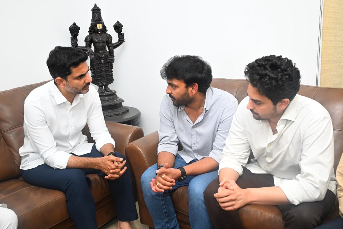 naralokesh's tweet photo. ఏలూరులో గుండెపోటుతో మృతిచెందిన మాజీ డిప్యూటీ సీఎం, టీడీపీ నేత ఆళ్ల కాళీకృష్ణ శ్రీనివాస్ (నాని) గారి పార్థివదేహాన్ని సందర్శించి నివాళులు అర్పించాను. కుటుంబ సభ్యులను పరామర్శించాను. నాని గారి మృతిపట్ల నా ప్రగాఢ సానుభూతిని తెలియజేశాను. రాజకీయాల్లో హుందాతనానికి ప్రతీక ఆళ్ల నాని గారు. ఒక మంచి వ్యక్తిని కోల్పోవడం బాధాకరం. ఎమ్మెల్యేగా, ఎమ్మెల్సీగా, మంత్రిగా, ఉప ముఖ్యమంత్రిగా ఆళ్ల నాని గారి సేవలు చిరస్మరణీయం. ఆళ్ల నాని గారి కుటుంబానికి పార్టీ పరంగా, వ్యక్తిగతంగా అండగా ఉంటామని భరోసా ఇచ్చాను.