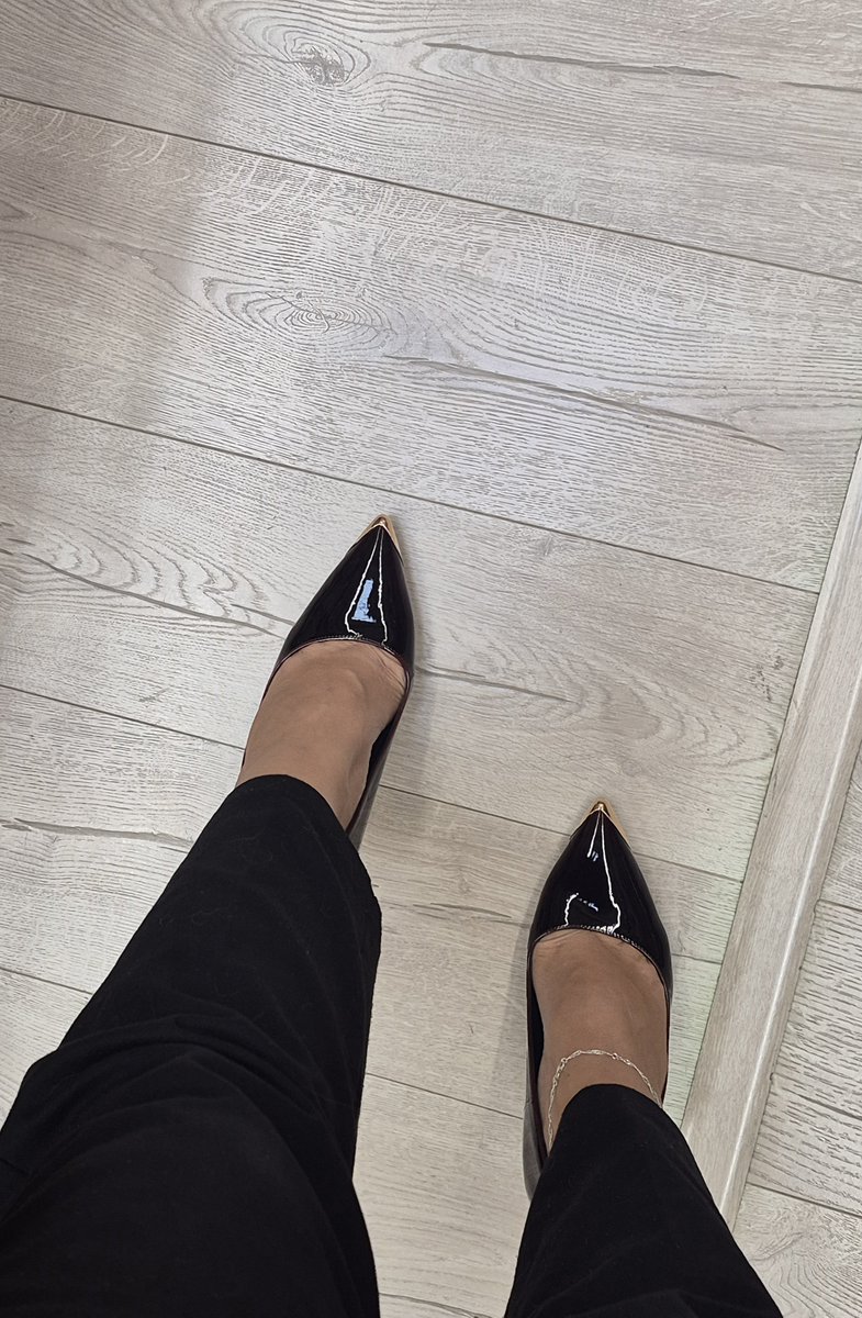 Reinedesiles14's tweet photo. C'est parti pour une journée de travail.👑
N'oubliez pas d'être obéissants mes chiens 🐕 
Pour toute commande ça se passe en dm. 👣
#fetish #feetfetısh #talons #moneyslave #findom #footfetish #frenchfetish https://t.co/HgrwNvtNai