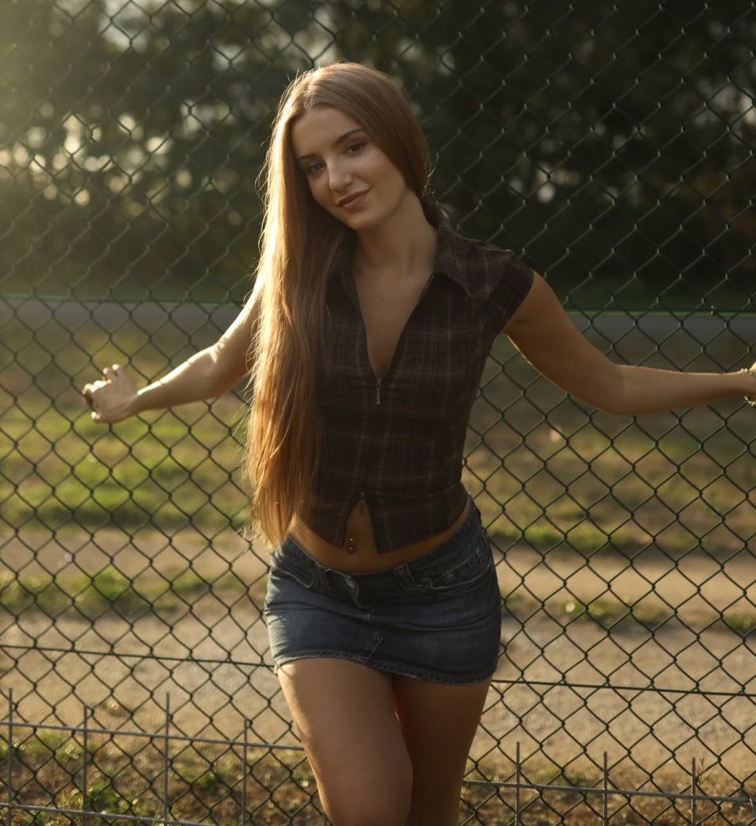 annyichbin's tweet photo. Licht ☀️🌅 
.
Bin jetzt in Berlin und jetzt gleich geht’s zum Event :) Wir waren vorhin noch in der Stadt unterwegs und im Pool ☺️ Was meint ihr zu dem Outfit?
________________________________________ 
Wenn Dir meine Beiträge gefallen, würde ich mich freuen, wenn Du mir folgst 🤍 https://t.co/ITw6Jinhe6