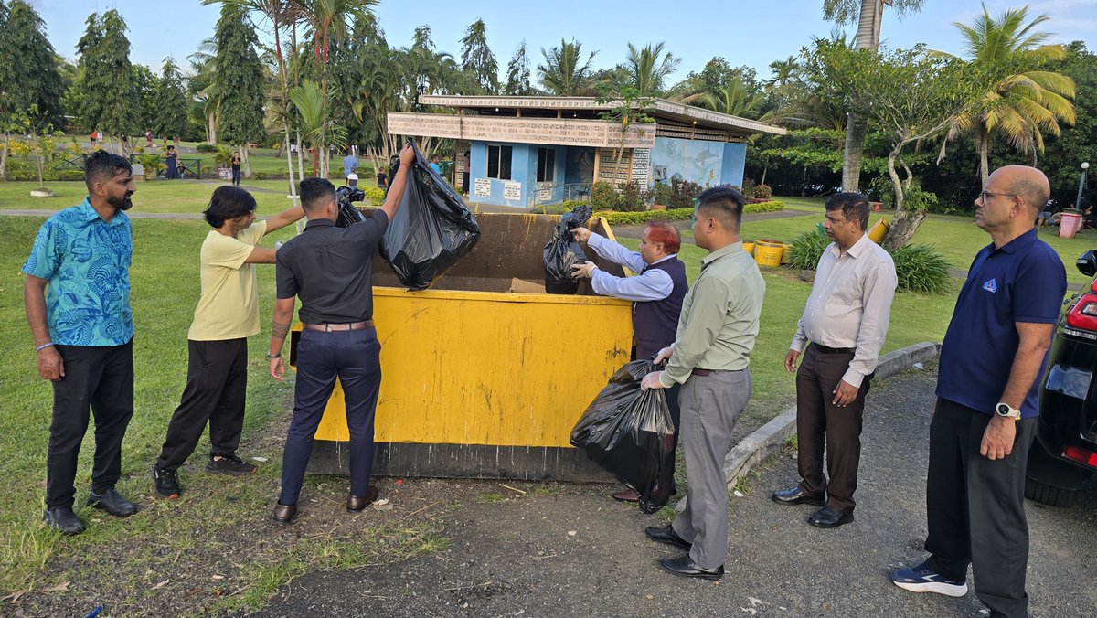 iccr_suva's tweet photo. 🇮🇳🤝🇫🇯 #स्वच्छता_ही_सेवा अभियान के अंतर्गत #एक दिन एक घंटा एक साथ पहल के तहत भारतीय उच्चायोग, सुवा एवं स्वामी विवेकानंद सांस्कृतिक केंद्र द्वारा सुवा के नसीसी सीवॉल पर स्वच्छता अभियान आयोजित किया गया।

इस अभियान में अधिकारियों एवं कर्मचारियों ने सहभागिता करते हुए स्वच्छता, पर्यावरणीय उत्तरदायित्व और सामुदायिक भागीदारी का संदेश दिया।

आइए, स्वच्छ और हरित भविष्य के निर्माण में अपना योगदान दें। 🌊🌿

🇮🇳🤝🇫🇯 As part of the #EkDinEkGhantaEkSaath initiative under #SwachhataHiSeva, @HCI_Suva and @iccr_suva a cleanliness drive along the Nasese Seawall in Suva.

The initiative brought together officials and staff in a collective effort to promote cleanliness, environmental responsibility and community participation.

Together for a cleaner and greener tomorrow. 🌊🌿