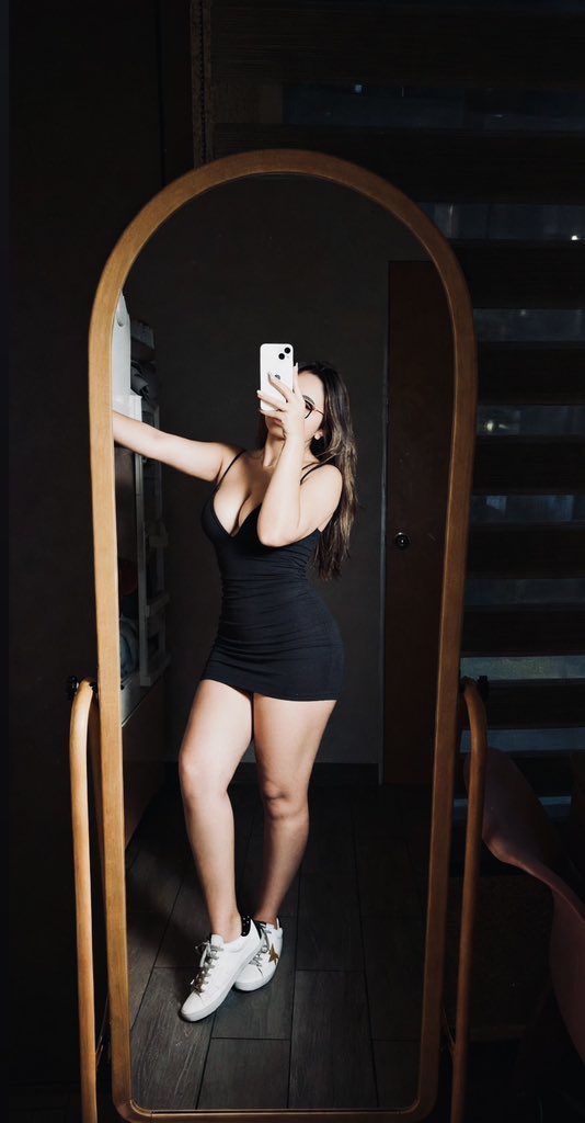 Monse435017's tweet photo. Espero que estén pasando linda noche por qué yo sin alguien que me quite este vestido no creo https://t.co/OsZcC1tvY4